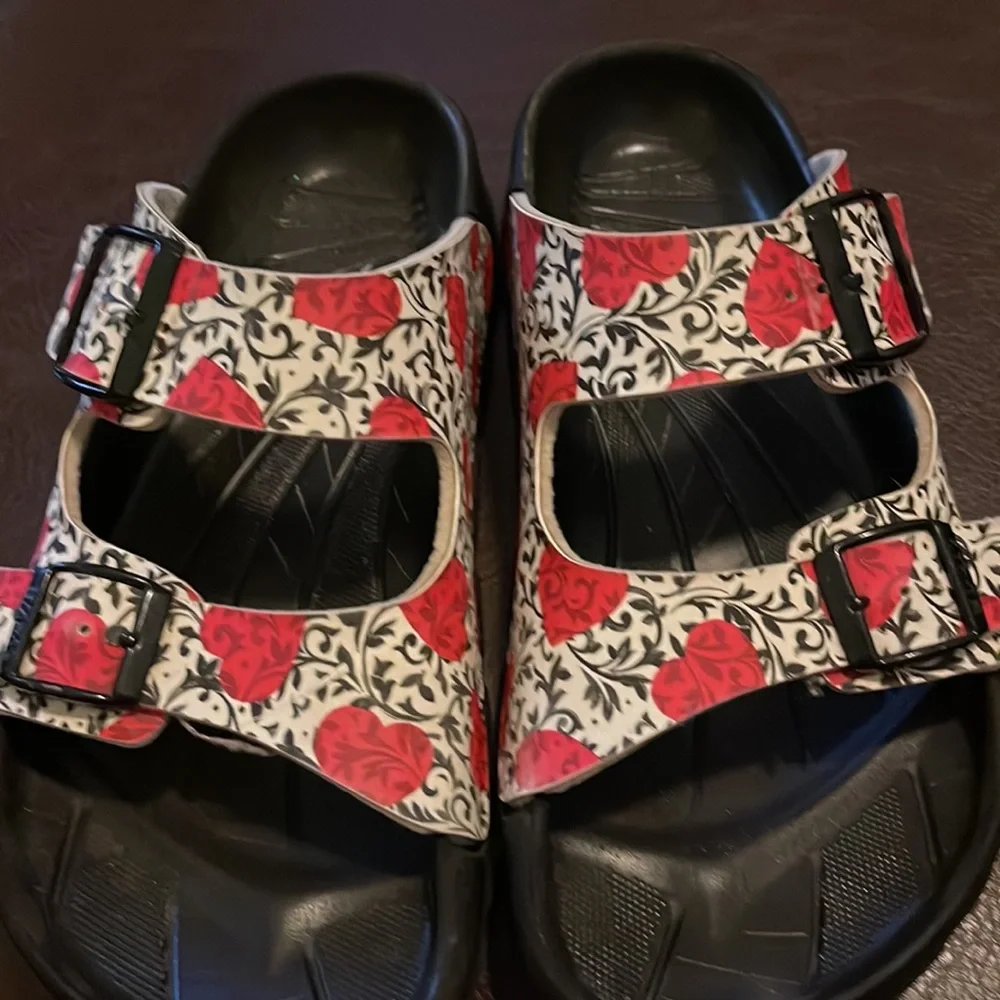 Birkis size 7 beautiful flower print slide on rubber sole. Pre owned great - Picture 8 of 9